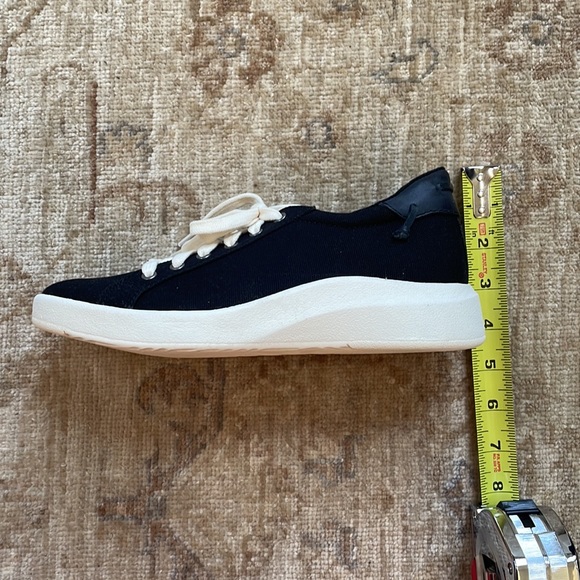 NWOB. OTBT Canvas Sneakers, white bottoms, Black, Size 7.5 - Picture 10 of 10